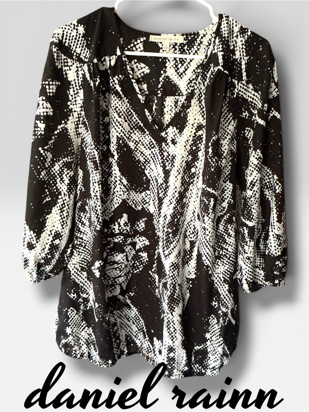 🌼Daniel Rainn Abstract V-Neck Elastic Armband Waistband Blouse